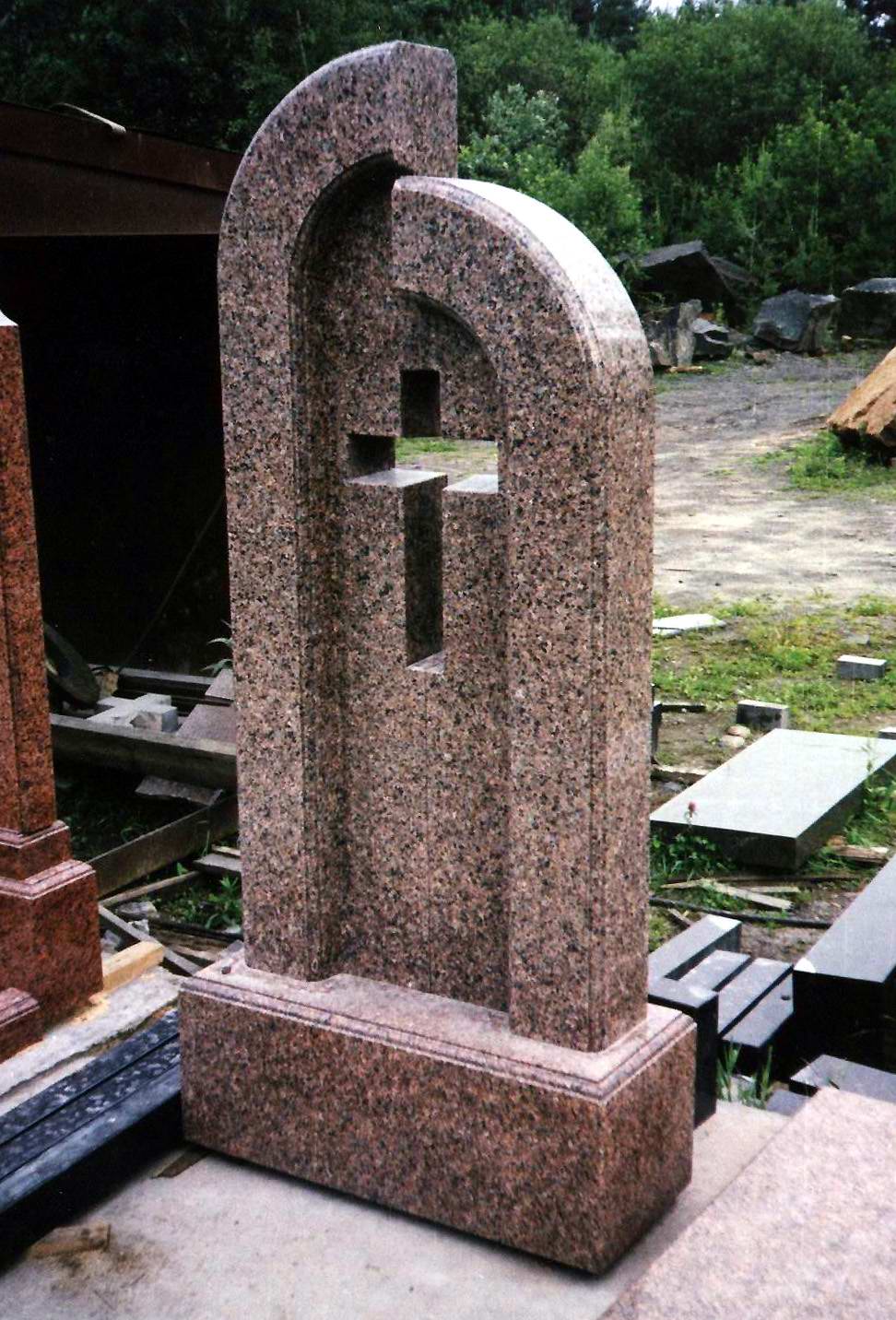 Надгробные памятники из туфа
